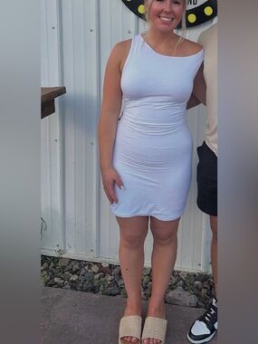 Simple White Sleeveless Bodycon Dress